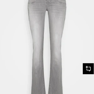 Grå bootcut jeans från LTB - Säljer mina ltb jeans i storlek 28/32 pga att de är för stora och långa.💘 Skriv för fler bilder och frågor!