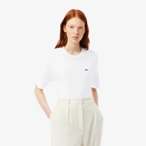 Vit t-shirt från Lacoste med logga - Klassisk vit t-shirt från Lacoste med rund hals och korta ärmar. T-shirten har den ikoniska gröna krokodilloggan broderad på bröstet. Enkel och clean design i mjuk bomull som passar till allt.Om du behöver en annan storlek kan du kolla min profil.  
