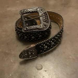 BB Simon bälte  - Svart rhinestone bälte inspirerat av bb simon. Passar 31w och mindre! Dm vid ytterligare funderingar!