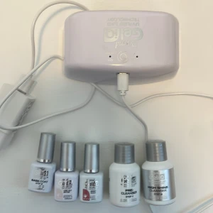 Depend Gel iQ gelkit med UV-lampa - Depend Gel iQ gelkit med UV/LED-lampa, base coat, två färgade gel-lack (Less, But Better och Berry Much), pre cleanser och high shine cleanser. Lampan är använd två gånger och nagelacken en gång var.                                                                    GEL IQ TOP COAT(dvs nr 4) är inte med men går enkel att köpa separat på kiks, Åhléns, Lyko, hm eller Apotea.