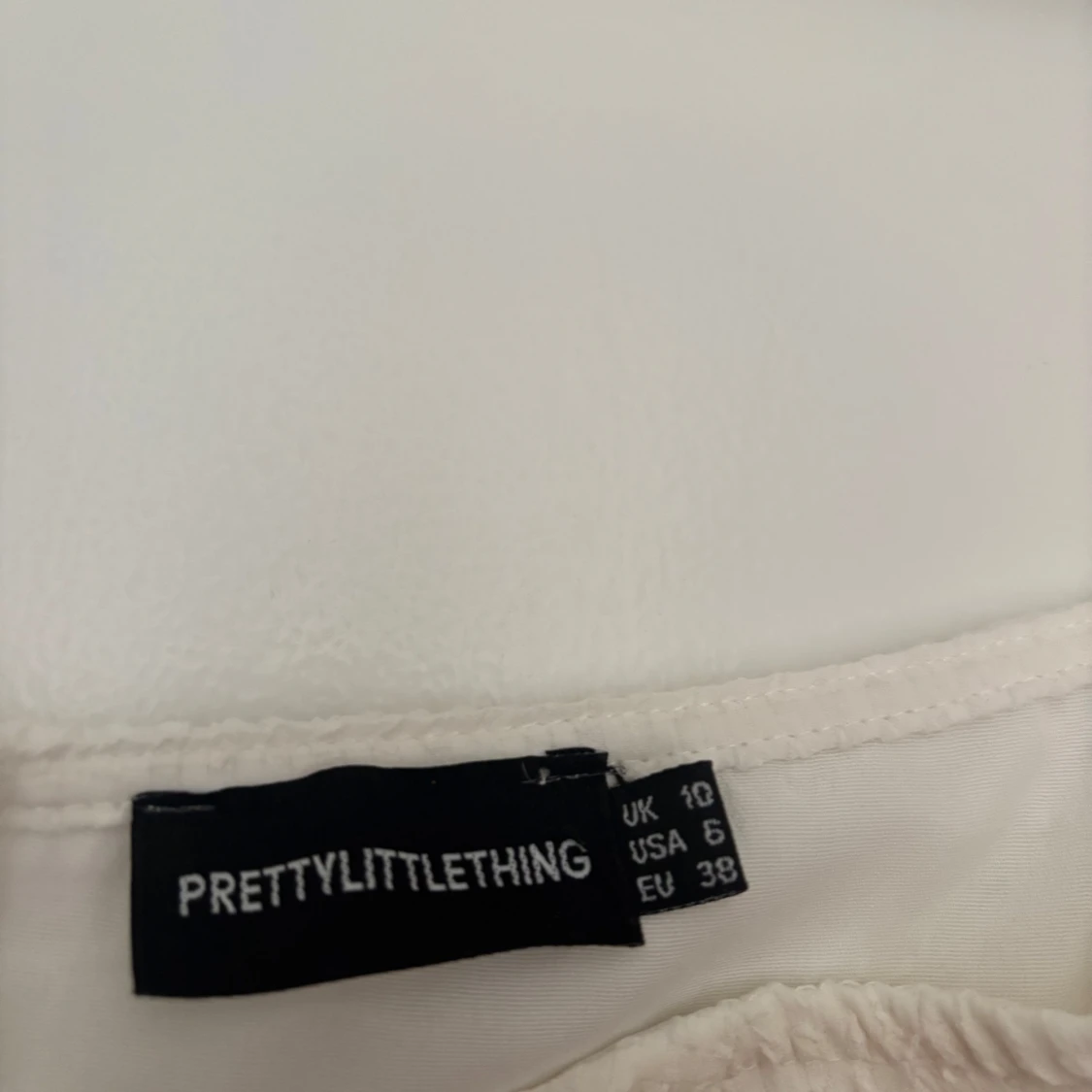 Vit volangklänning från PrettyLittleThing - 1