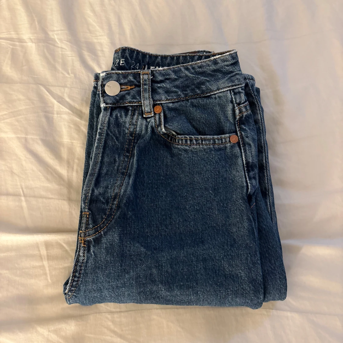 Blå wide jeans från bikbok 