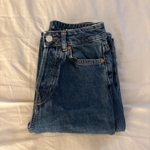Blå wide jeans från bikbok  - Säljer ett par klassiska blå jeans från bikbok i modellen Regular Wide. De har hög midja med raka vida ben. Snygga jeans som jag har växt ur. Ge pris förslag. Går att sy om till jeans kjol/shorts eller göra dem low Waist. 