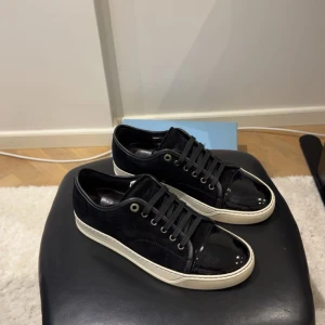 Lanvin skor - Lanvin skor. Färg svart. Storlek Uk 5 passar 40-41.  Skick 9/10,  inga defekter. Medföljer box.