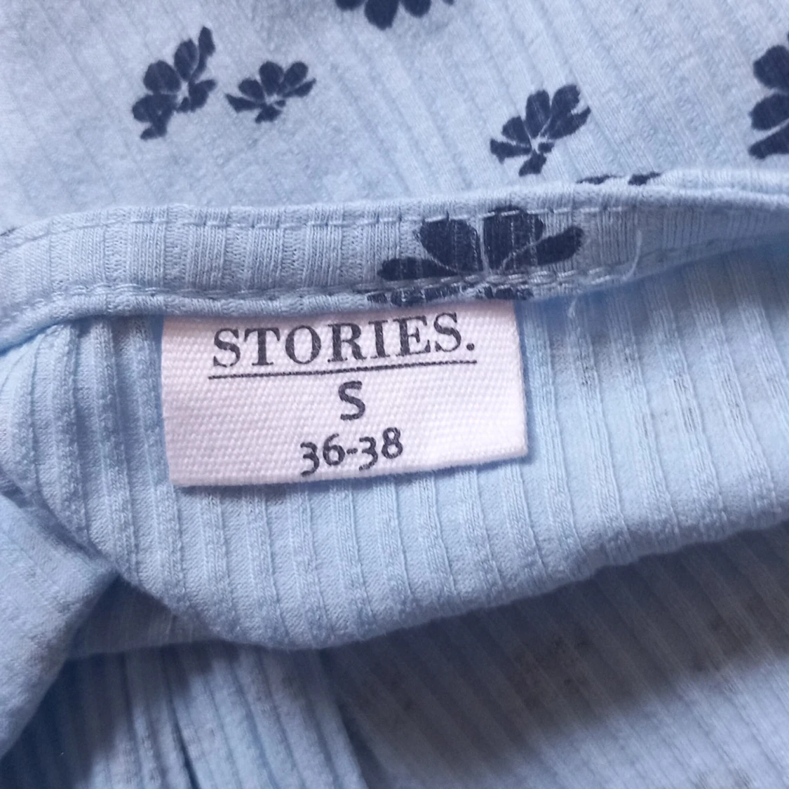 Blommig ljusblå klänning Stories S - 2