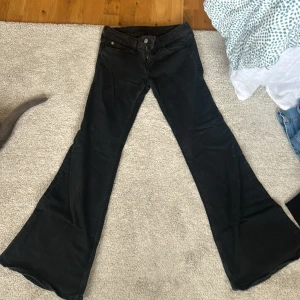 Svarta jeans från weekday - Säljer ett par svarta jeans från weekday. Har inte använt dem mycket alls. Kom privat för frågor ❤️