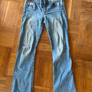 Ljusblå jeans från Gina Tricot, strl 170 - Säljer ett par ljusblå jeans från Gina Tricot i storlek 170. Testa att experimentera lite med jeansen som man kan se på andra bilden själv tycker ja de blev ganska fint men de är smaksak!! ops kolla sista bilden fixade ett hål men inget märkbart när man har på jeansen!!