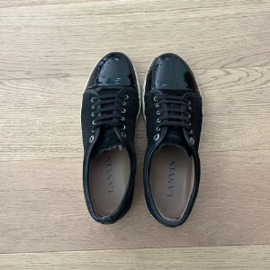 Svarta lanvin skor - Hej, säljer nu mina lanvin skor då jag inte behover de längre. Skorna passar storlek 44. Skick: 5,5/10 då sulan har lossnat på ett ställe och mindre defekter runt om(därmed lägre pris). Box, extra skosnören och dustbags medkommer. Kontakta mig för att: få fler bilder på defekter, diskutera pris och för frägor!