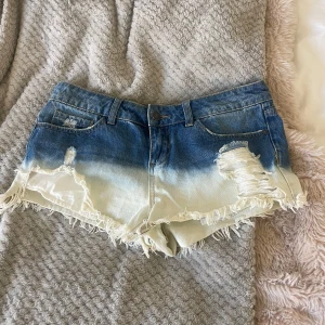 Low waist jeansshorts  - Säljer dessa super snygga och unika shorts. De är låga i midjan❤️ storlek xs men skulle säga att de passar S också. Aldrig använt. Pris kan diskuteras🥰