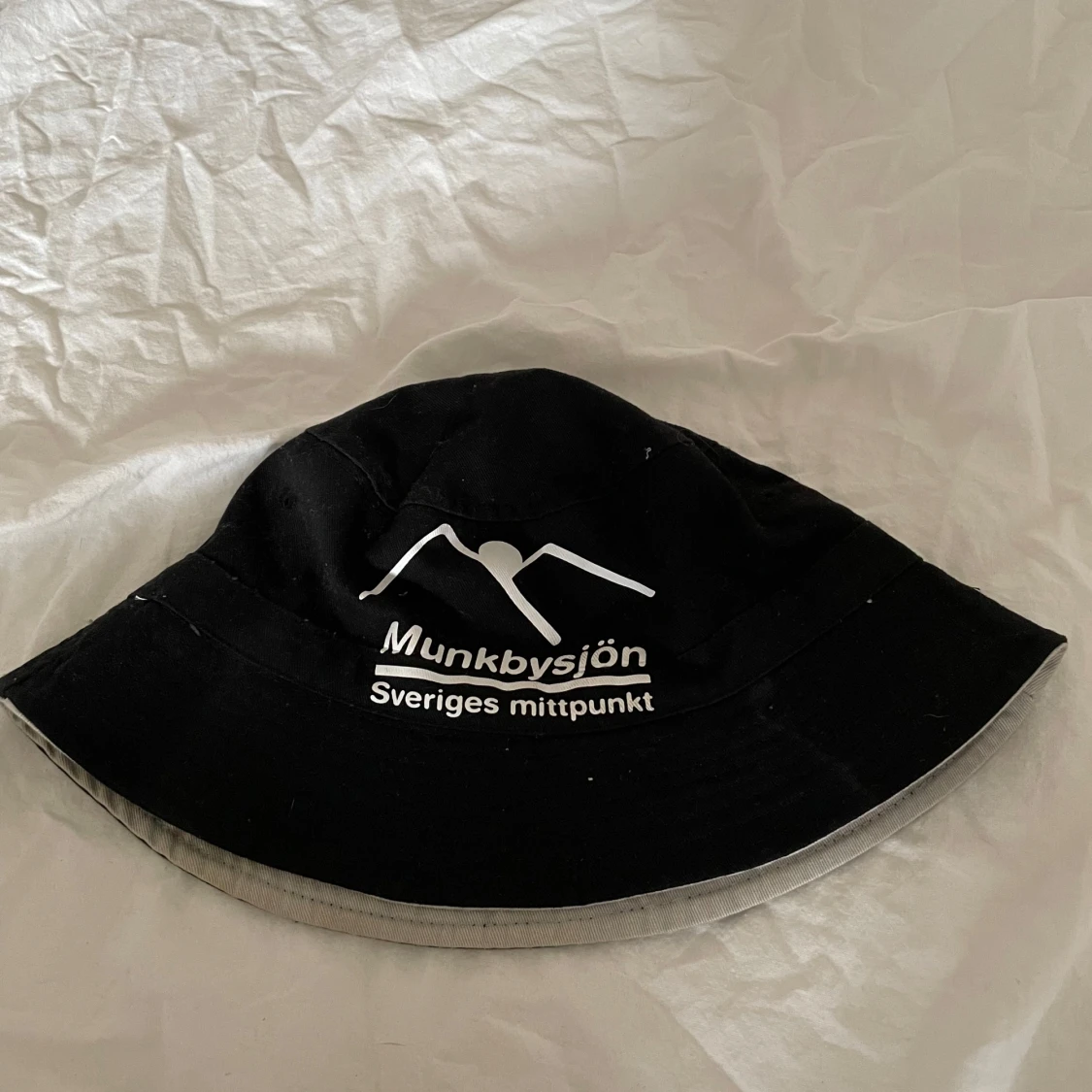 Svart bucket hat Munkbysjön - 1