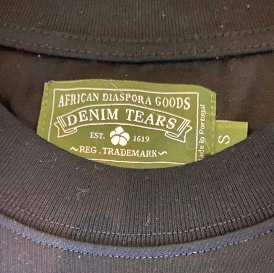 Svart t-shirt med gråa blommor Denim Tears - 2