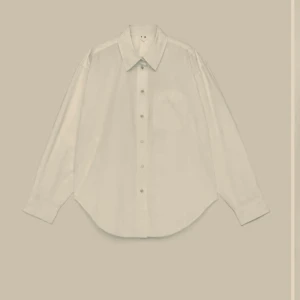 Oversized vit skjorta med knappar - Klassisk oversized vit skjorta med lång ärm och knäppning framtill. Skjortan har en bröstficka och bred krage, perfekt för en clean och stilren look. Tillverkad i bomull för en skön känsla hela dagen.