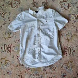Ralph Lauren skjorta- vit - Säljer dessa riktigt feta skjortan från Ralph Lauren och passar s.  