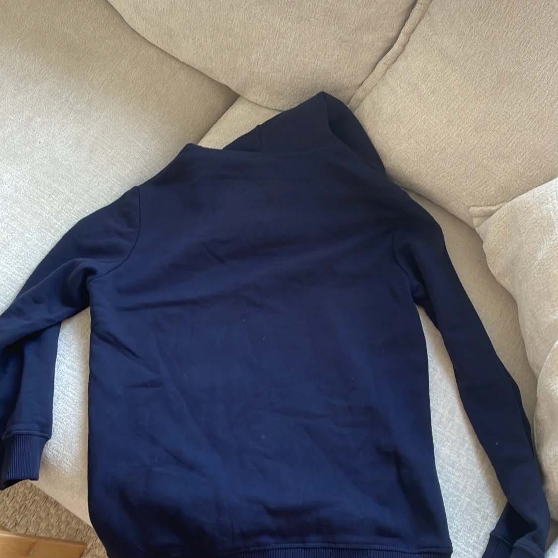 Mörkblå hoodie från Les Deux - 3