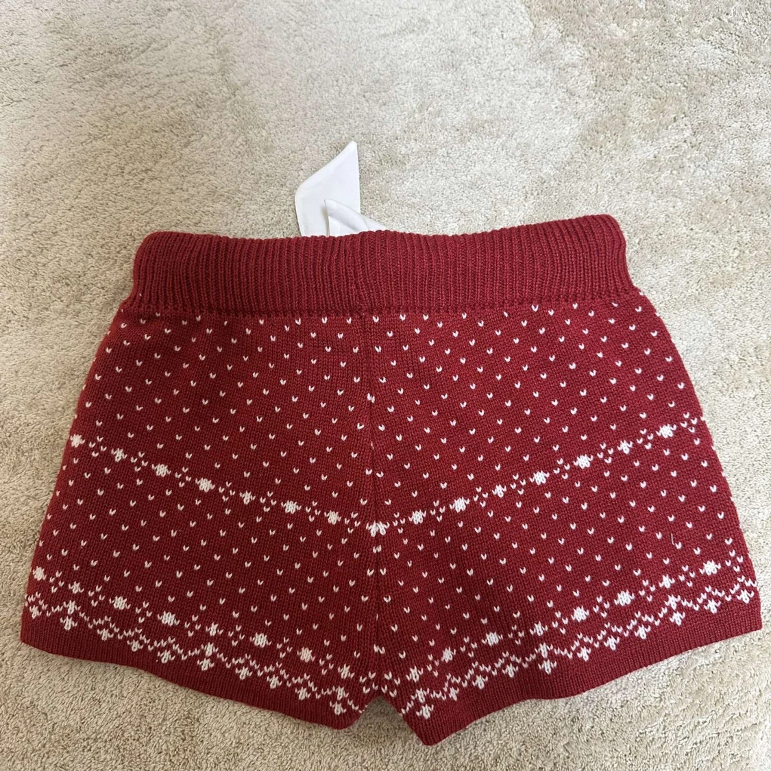 Vinröda shorts med rosett - 1