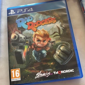 Rad Rodgers - Följ med Rad och hans talande spelkonsol på ett galet actionäventyr! Inspirerat av 90-talets plattformsspel, bjuder Rad Rodgers på färgstarka världar, humor och massor av utmaningar. Perfekt för dig som gillar retrostil och fartfyllda spel. Oanvänt 