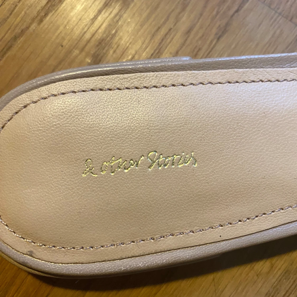 Beiga sandaler från &otherstories - 2