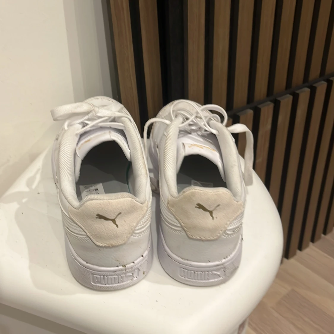 Vita Puma sneakers med gulddetaljer - 2