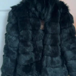 Grön pälsjacka  - Tre första bilderna är från hon jag köpte den av. Fin pälsjacka som är mörkgrön, perfekt till hösten och vintern. Kommit till användning både vardags och fest tillfällen. Pris går att diskutera! 