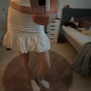 Vit kjol - Supersöt vit kjol från Sinsay i storlek s men passar mer xs❣️
