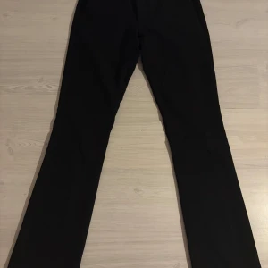 Svarta kostymbyxor från BikBok - Svarta kostymbyxor från BikBok i storlek 34. Dem är inte mycket använda. Har dock en liten slitning eller vad man ska kallade längst ned på byxan. Men det är inget som märks av eller syns när man har på sig dem. Inköpspris 500kr