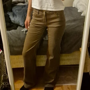 Bruna bootcut byxor från Divided - Säljer ett par bruna bootcut byxor från Divided i storlek 38. Byxorna har klassisk femficksdesign, normal passform och är tillverkade i bomullsmaterial. Snyggt snitt med lätt utsvängda ben och midwaist. Perfekta till sneakers eller boots.