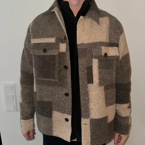 Diverse jackor i strl M och L - För mer info kring respektive jacka se specifika annonser. Diverse jackor i strl M och L. Passar fortfarande mig som väger 82kg och är 184cm lång. Säljes som paket. Bra till mycket bra skick. Grön bomber jacka (den tunna) och jackan på första bilden ej använda mycket alls. Resterande 3 använda men i bra skick. Den gröna vinterjackan har dock en fläck på bröstet men inte så synlig och tror det går bort vid tvätt.