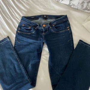 Mörkblå jeans från LTB - Snygga mörkblå jeans från LTB jeans i storlek 26x30🥰🥰