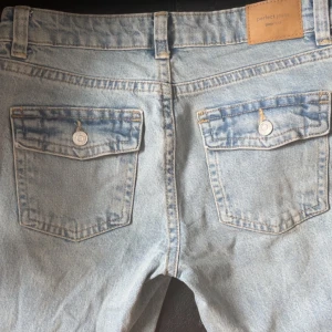 Ljusblå jeans från Gina Tricot! - SKICKA PRISFÖRSLAG. Säljer ett par ljusblå jeans från Perfect Jeans i storlek 36. De har en klassisk femficksdesign med knappar på bakfickorna och en knappgylf. Aldrig använda hata bara ingen lapp kvar