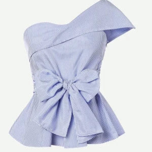 Blå- och vitrandig offshoulder-topp - Snygg blå- och vitrandig offshoulder-topp med en stor rosett framtill, (som man knyter själv)🩵🩵endast testad