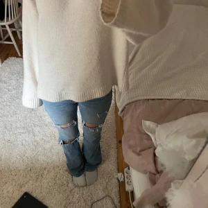 Blå slitna jeans - Säljer ett par blå jeans med slitningar på knäna och låren. De har en klassisk femficksdesign och är lågmidjade. Perfekta för en avslappnad stil. Storlek Xs junkyard storlekar 💕💕