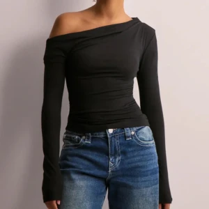Svart offshoulder topp - Snygg svart offshoulder topp med långärmad design. Perfekt för en stilren och modern look. Passar bra till både jeans och kjol. Slutsåld på hemsidan💕