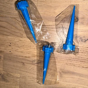 Automatisk Blomvattnare - Vattenspridare Vattenfördelare - Brukar du glömma att vattna blommorna eller behöver du hjälp under tiden du är på semester?  Praktisk droppvattnare som vattnar dina växter automatiskt när du åker bort. Monteras på en PET-flaska som sedan sticks ner i blomlådan/krukan. Du kan själv justera vattenmängden genom att sticka ett par hål i vattnaren eller klippa av toppen. Det går även att kombinera växtgödsel och vatten i en vattenflaska som sedan fördelas från den konformade sprinklern.