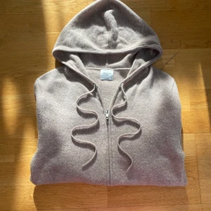 John Henric Kashmir tröja  - En tröja från John Henric i storlek s. Jag är 176 och väger 62 kg. Skriv för fler frågor 