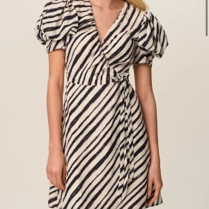 Adoore Ferrone Mini🦓 - Adoore Ferrone Mini dress i storlek 38. Den är i nyskick men passade inte mig, man fick inte lov att testa storleken på deras sample sale. Nypris på hemsidan 1495 kr, köpte på sample sale för 800. Skriv för egna bilder🩷