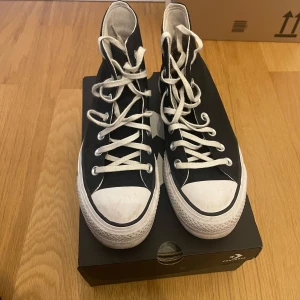 Svarta sneakers från Converse - Chuck Taylor All Star Lift i storlek 36,5. Sparsamt använd men finns märke på de vita delarna som man ser på bilden, annars i fint skick. Köpt från Boozt. Nypris 970kr. Kan hämtas i Härnösand