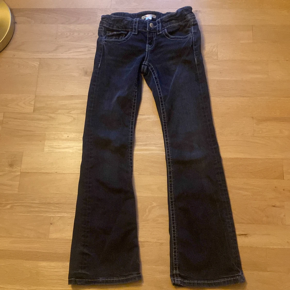 Mörkblå bootcut jeans