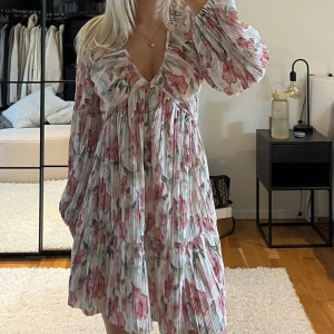 Mönstrad klänning - Mönstrad klänning från h&m i storlek xs, aldrig använd med lapp kvar! 💕