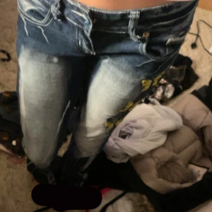 Crazy age jeans - Lågmidjade bootcut crazy age jeans som passar som xxs-s för dom är ganska stretchiga i materialet, buda och lägg pris förslag om du är intresserad. Dem e lite slitna vid fötterna.
