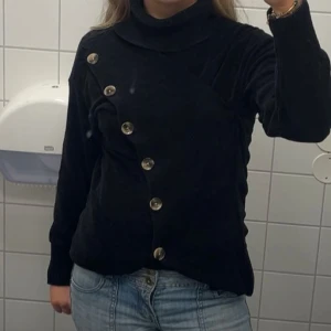 Stickad tröja med knappar - Så fin, skriv för fler bilder💞