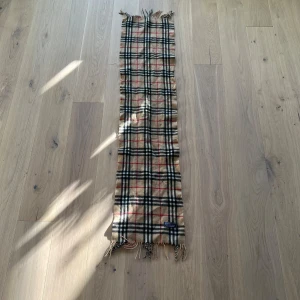 Burberry halsduk - Äkta Burberry halsduk. Några små fläckar som antagligen går bort i tvätten, men annars i bra skick. 