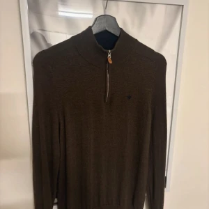 Morris half zip - Snygg brun tröja från Morris med dragkedja och hög krage. Perfekt för kyligare dagar. Den har en diskret logga på bröstet och är tillverkad i ett mjukt material. Ny pris på denna är 2000kr,  dm mig innan köp,  storlek small 