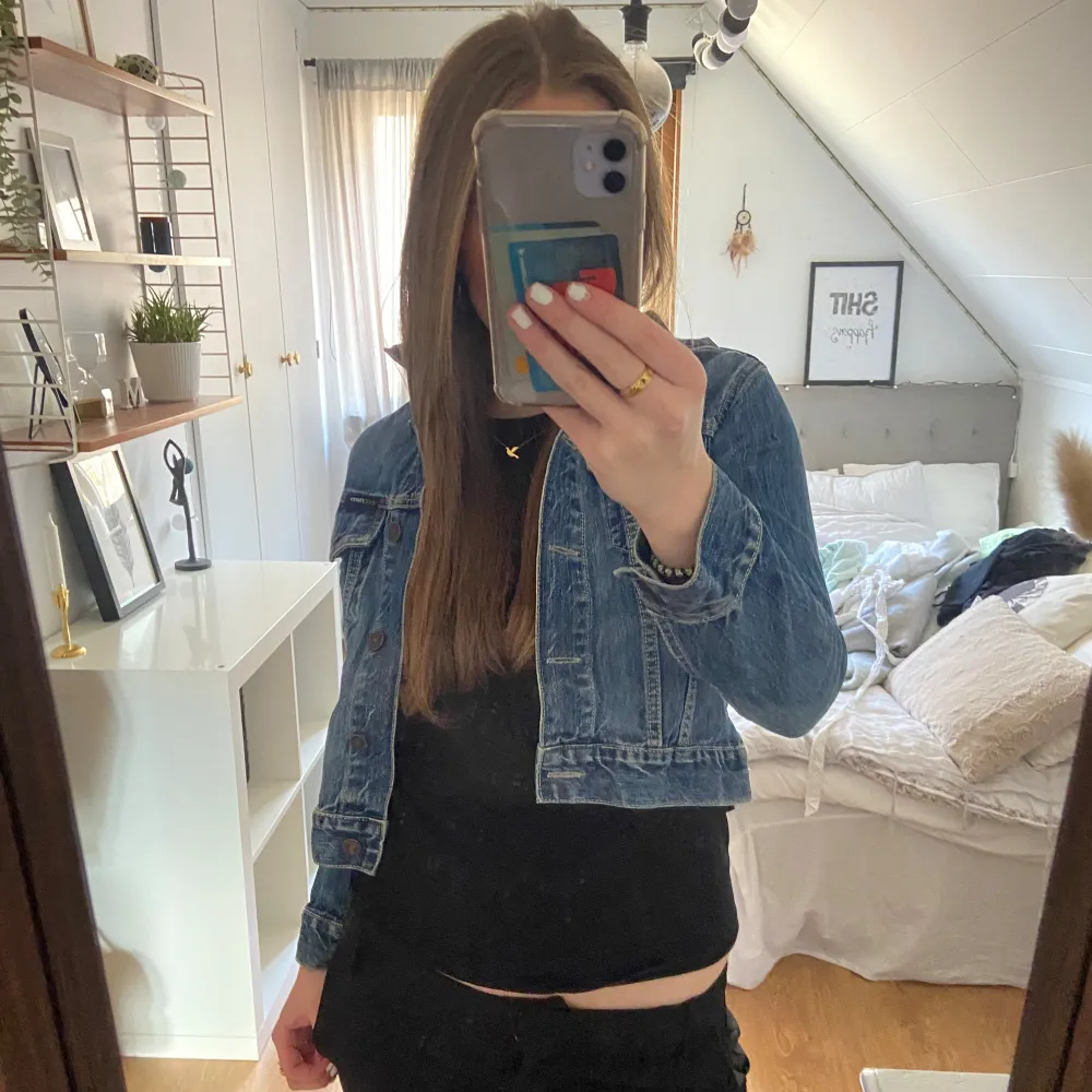 Säljer en blå jeansjacka i storlek 160 men passar mig som ofta har S. Jackan är kort i modellen som ni ser på andra bilden. Inga tecken på användning . Takit.