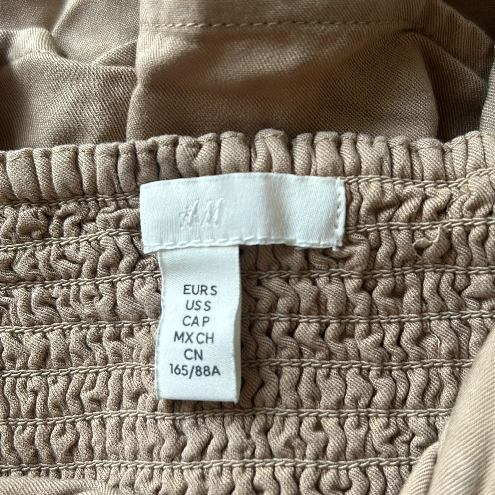 Köptes från H&M. Super fin och fin detalj på framsidan då man knyter den. Den är väldigt lång och kommer ner till fötterna på mig som är 162cm. . Mekot.