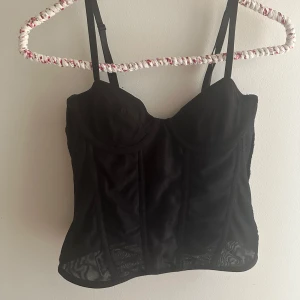 Svart korsett - Säljer pga att den inte har kommit till användning💖Den är perfekt till fest och speciella tillfällen. Den har inga defekter och har används ändast vid några få tillfällen. Skulle säga att den passar allt från xxs-s. Köpte för 299💕
