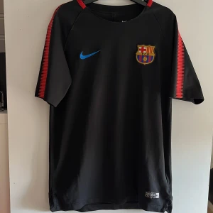 Barcelona träningströja 2017/2018  - Säljer denna stilrena  barcelona tränings tröja från säsongen 2017/2018, i ett riktigt gott skick. Passar unisex storlek L 147-158 men även XL 164 då tröjan har en väldigt bra passform. Retail pris drygt 600kr mitt pris 300kr. Bara att höra av sig  vid frågor hare gött!! 😁
