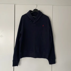 Polo Ralph Lauren Tröja - Tjena, säljer nu en rikigt unik och snygg mörkblå tröja från Polo Ralph Lauren. Tröjan är i strl L men passar även M. Skick 8/10, inga defekter eller liknande. Inte använd så många gånger. Nypris ca 200 mitt pris 599. Om det är några frågor är det bara att ställa😄
