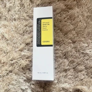 COSRX Advanced Snail 96 Mucin Power Essence - Säljer en flaska COSRX Advanced Snail 96 Mucin Power Essence. Den innehåller 100 ml och är känd för sina återfuktande och reparerande egenskaper. Perfekt för att förbättra hudens elasticitet och ge en strålande lyster.