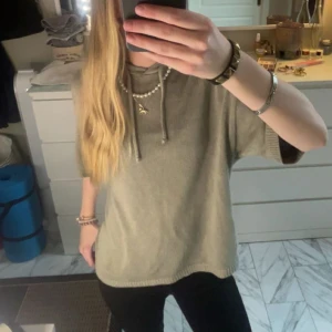 Mintgrön stickad Hoodie - Säljer en grön stickad hoodie med dragsko i halsen💕