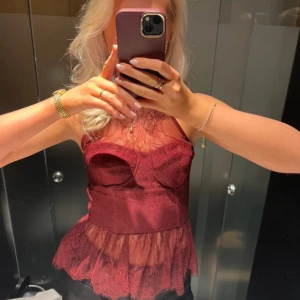 Zara topp - Super fin topp från Zara som är slutsåld! Den är superbra skick och har inga som helst defekter❤️❤️